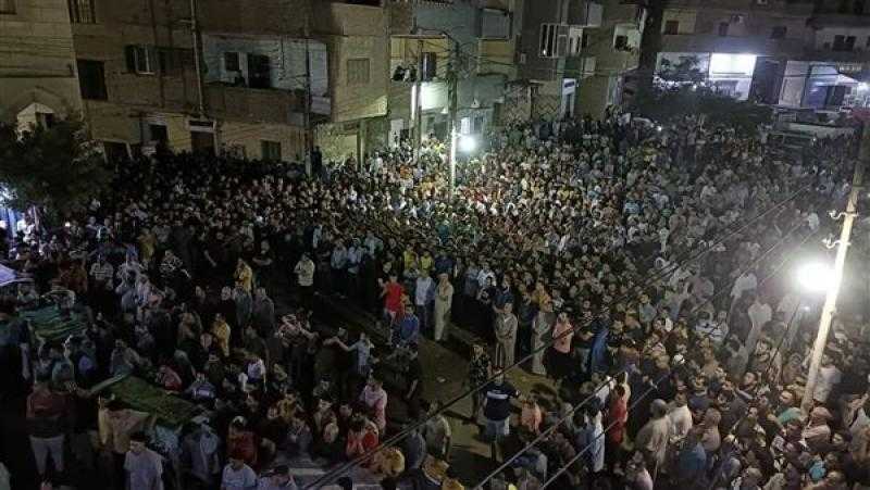 تشييع جثامين 8 من أسرة واحدة بحادث انقلاب ميكروباص.. صور