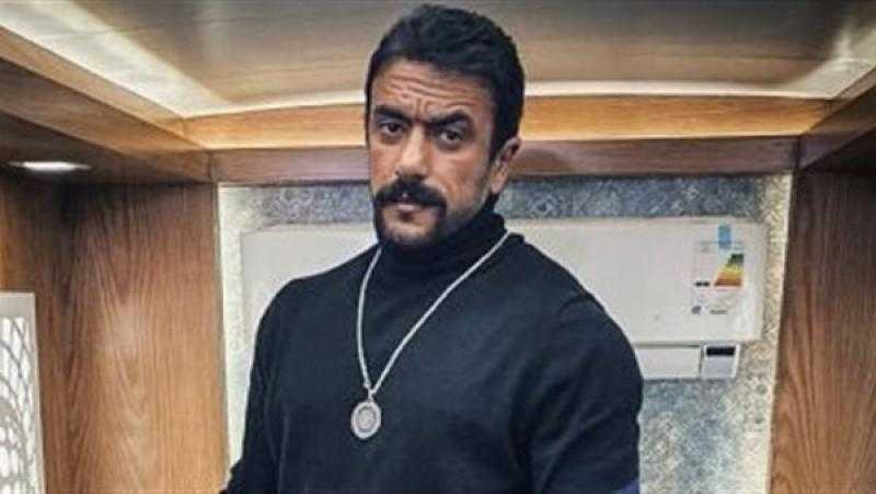 أحمد العوضي برفقة (صقر) في كواليس مسلسل ضرب نار