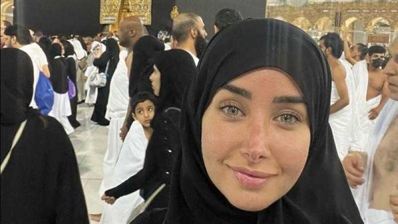 هنا الزاهد تؤدي مناسك العمرة