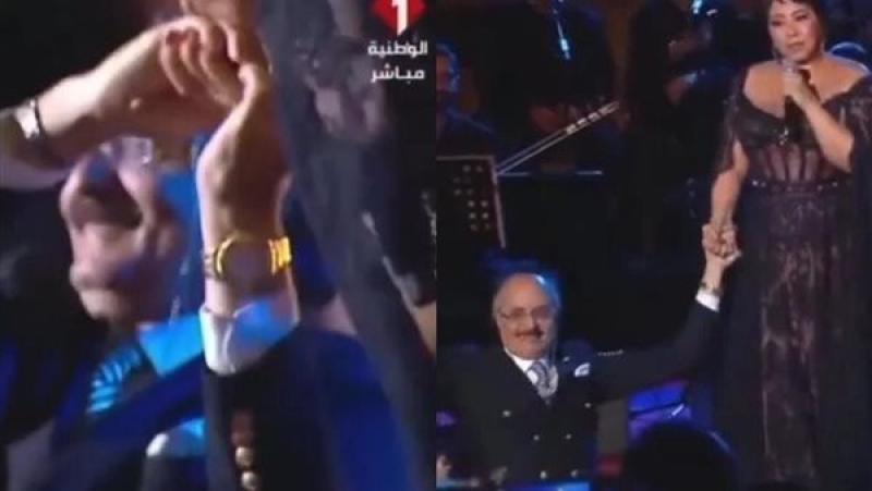 شيرين عبد الوهاب تُقبل يد طبيبها الخاص في حفلها بمهرجان قرطاج ”عالجني وقالي هاجي معاكي”