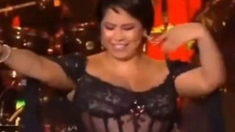 الجمهور ينتقد إطلالة شيرين عبد الوهاب بختام مهرجان قرطاج: ”بطانة ولا شفاف؟”