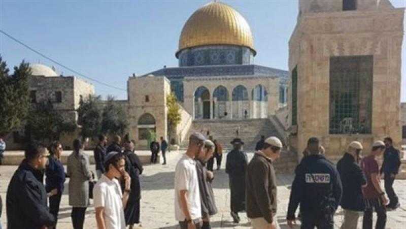 عشرات المستوطنين يقتحمون باحات الأقصى تحت حماية شرطة الاحتلال