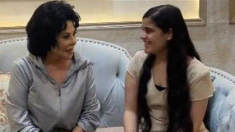 بعد تلبية طلب مقابلتها.. إسعاد يونس لمحاربة السرطان مونيكا: ”فخورة بيكي”