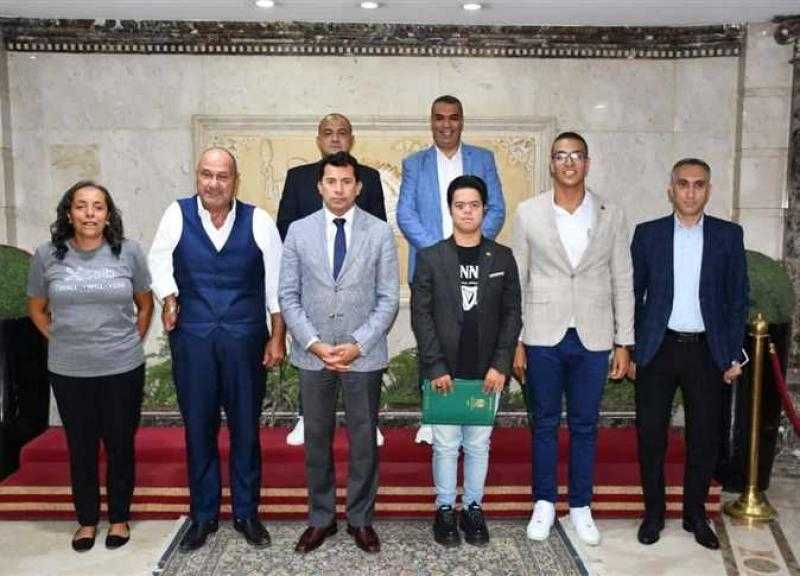 وزير الرياضة يكرم أبطال بعثة مصر بعد تسجيل رقم جديد في عبور المانش