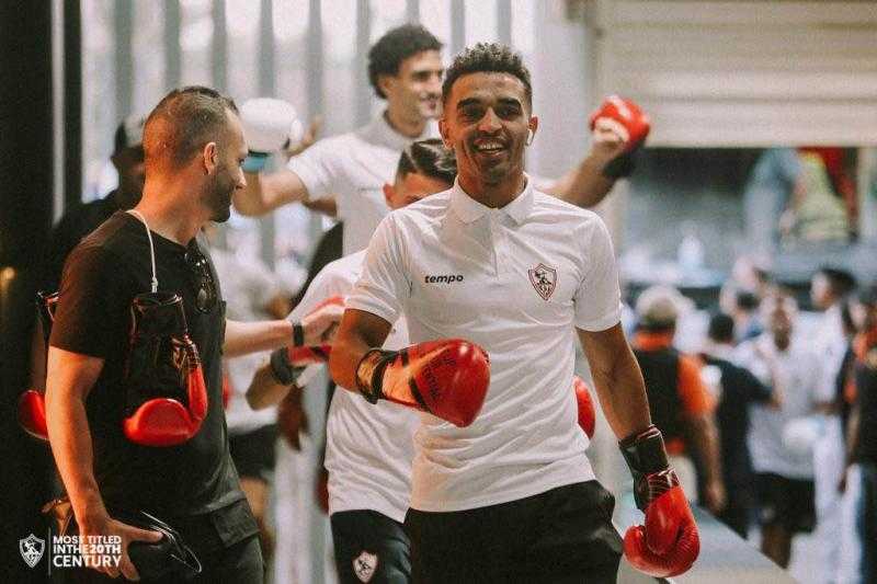 احتفالا بدرع الدوري.. لاعبو الزمالك يصلون استاد القاهرة بقفازات الملاكمة