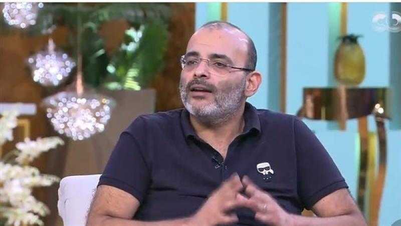 كنت عايش مع والدي في فوضى وورثت 7 آلاف جنية.. أيمن بهجت قمر يكشف تفاصيل طفولته