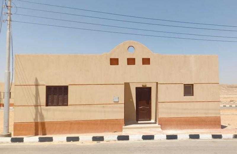 سكرتير عام جنوب سيناء يوزع 18 عقد تخصيص أراض ومنازل في تجمع بدوي «الحمة» برأس سدر| صور