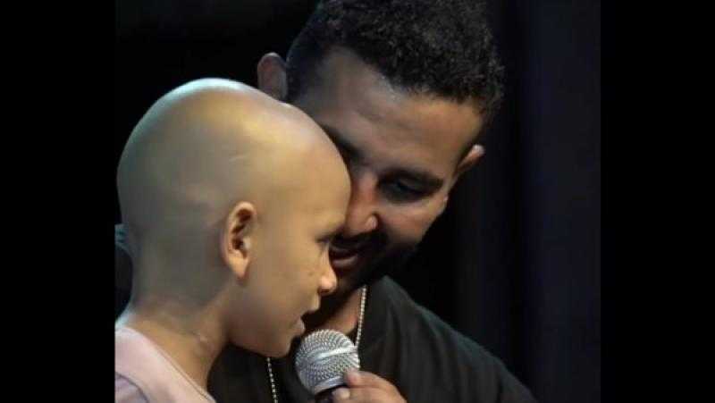 أحمد سعد يلبي رغبة طفل مصاب بالسرطان ويغني معه ”صاحبي يا جدع”