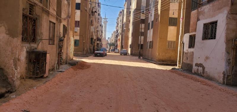 فرش تربة زلطية بشوارع منطقة الأربعين بحي غرب بمحافظة أسيوط | صور