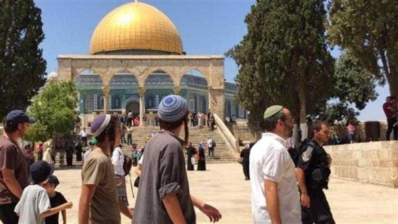 عشرات المستوطنين يقتحمون باحات الأقصى بحماية شرطة الاحتلال الإسرائيلي