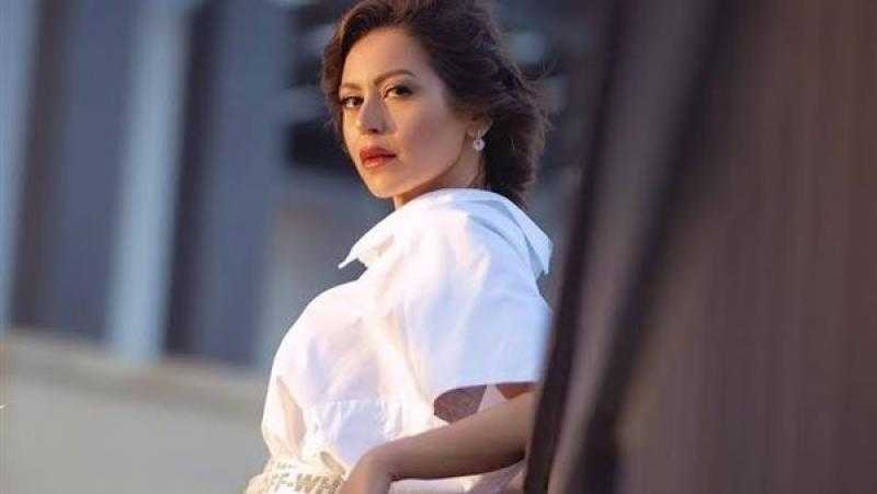 بالأحمر.. لقاء الخميسي تحتفل بالكريسماس عبر إنستجرام