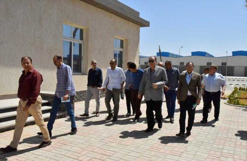 محافظ أسيوط يتفقد مجمع الصناعات الصغيرة بعرب العوامر | صور