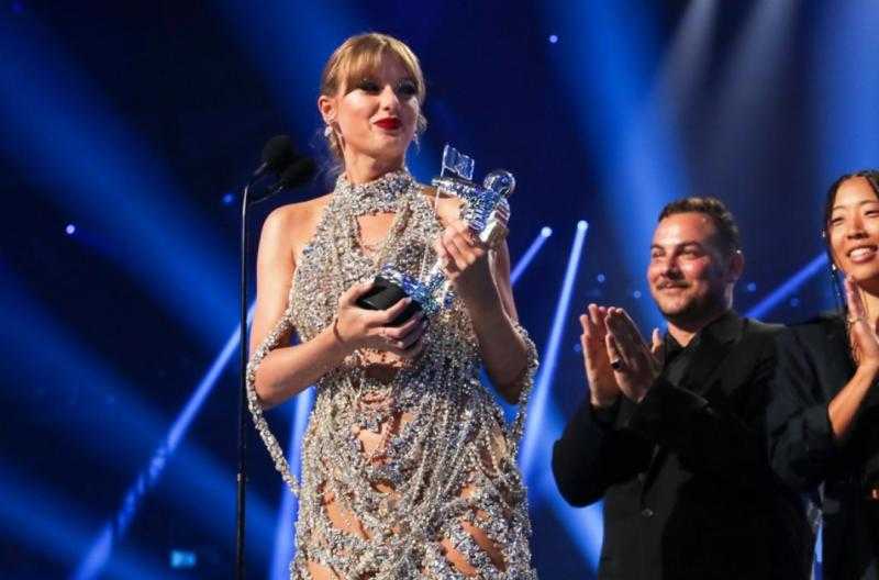 تايلور سويفت تفوز بجائزة فيديو العام بحفل ««إم تي في»