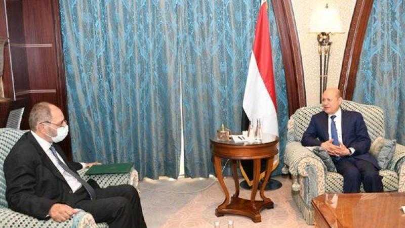 رئيس مجلس الرئاسة اليمني يعرب عن تقديره لمواقف مصر المساندة لبلاده