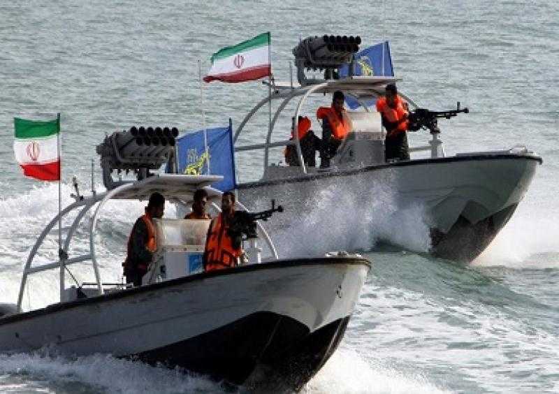 قوات الدفاع الإيرانية تشتبك مع زورق مشبوه يقل 12 مسلحا بمضيق باب المندب