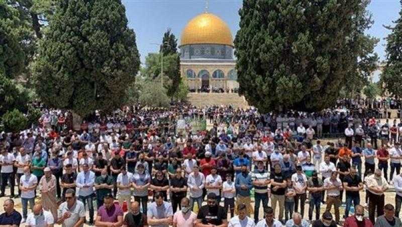 آلاف الفلسطينيين يؤدون صلاة الجمعة في رحاب الأقصى