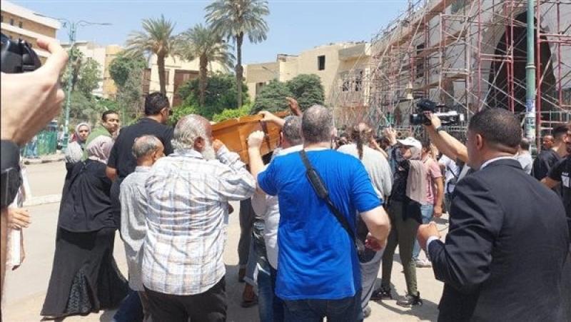 وصول جثمان المخرج علي عبد الخالق لإقامة صلاة الجنازة بمسجد السيدة نفيسة| صور