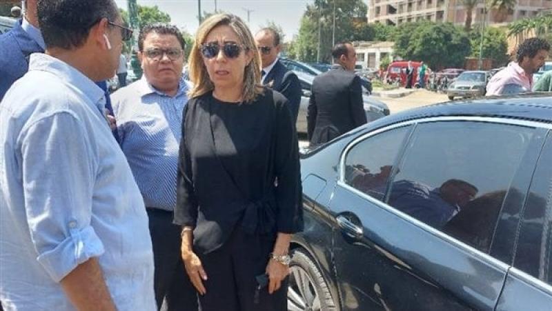 وصول وزيرة الثقافة نيفين الكيلاني إلى مسجد السيدة نفيسة لحضور جنازة المخرج علي عبد الخالق| صور