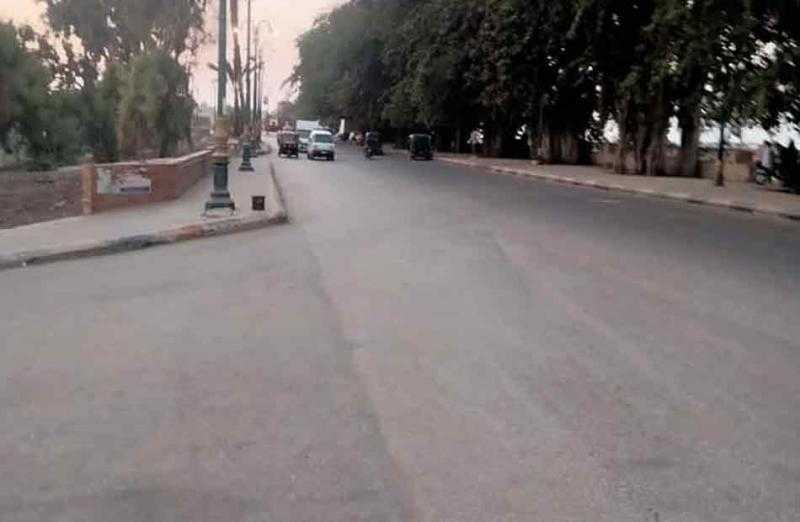 إعادة الحركة المرورية بشارع عاطف السادات بمنشأة القناطر بعد إزالة حالات الانتظار الخاطئ|صور