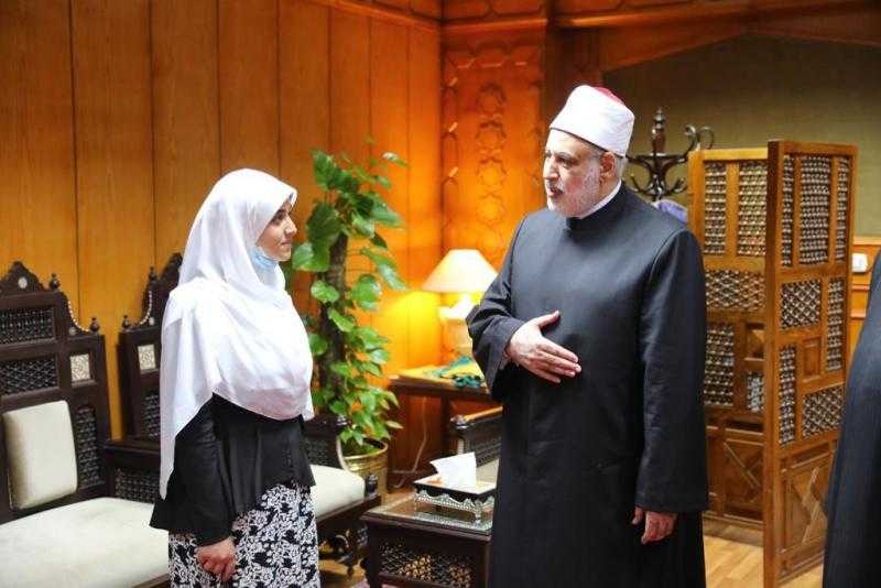 وكيل الأزهر يكرم الطالبة الفائزة بتمثيل مصر في أولمبياد الألكسو |صور