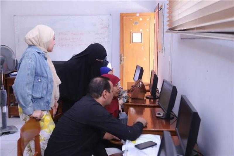 معامل التنسيق الإلكتروني بجامعة جنوب الوادي تستقبل طلاب المرحلة الثالثة