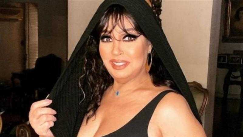 بالأبيض.. فيفي عبده تستعيد الذكريات بإطلالة شبابية