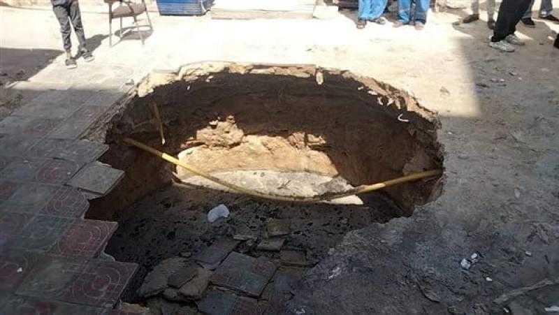 هبوط أرضي في شارعي الهلال الأحمر والإسكندرية بوسط محافظة مطروح