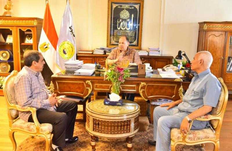 محافظ أسيوط يوجه بتشكيل لجنة لمراجعة الطرق وأعمال الرصف وتحقيق المواصفات الفنية والهندسية|صور