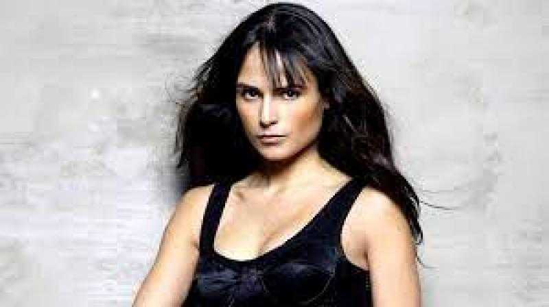 الممثلة الأمريكية جوردانا بروستر تحتفل بزواجها الثاني