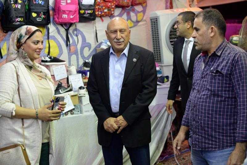 رئيس الغرفة التجارية بالإسماعيلية يتفقد معرض ”أهلا مدارس”.. صور