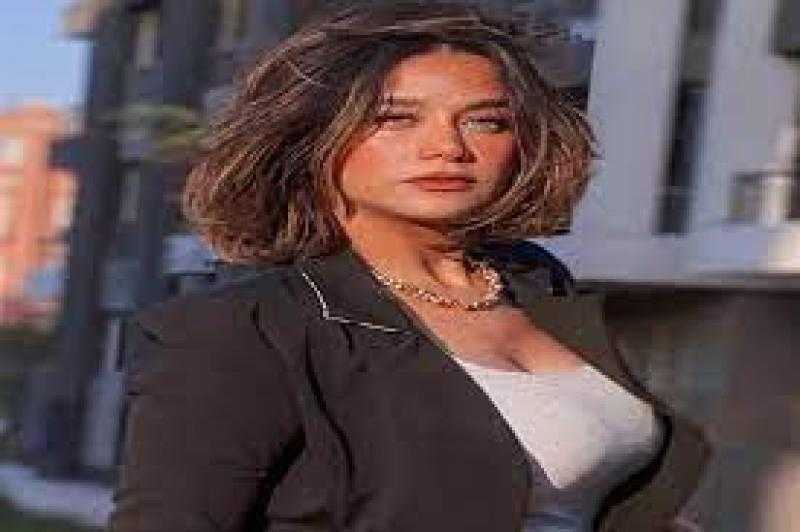 داخل سيارتها.. راندا عبد السلام تخطف الأنظار بجمال ملامحها