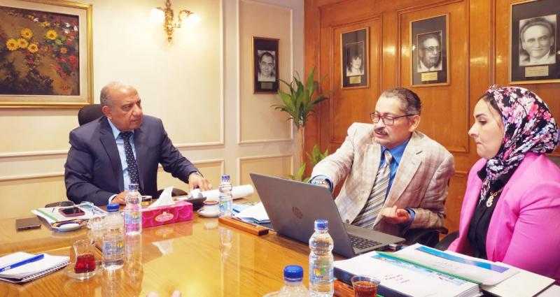 محمود عصمت يتابع سير العمل بمركز معلومات قطاع الأعمال العام