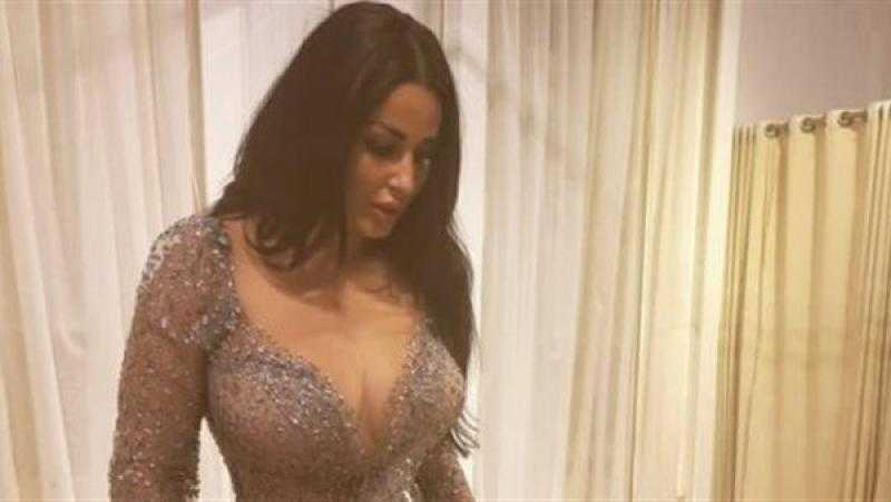 ندى الكامل في إطلالة جديدة بالأسود الجريء