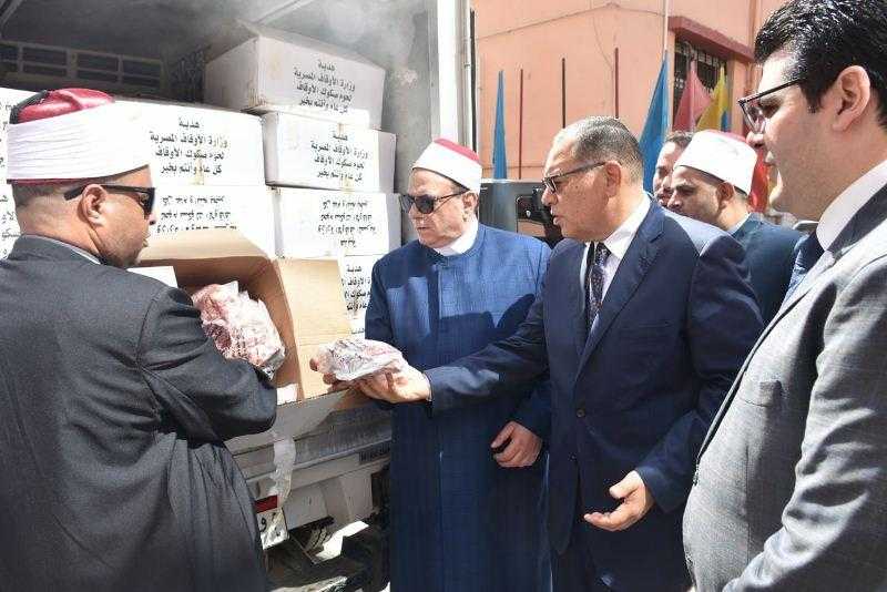 محافظ الشرقية يشهد توزيع 2 طن لحوم على الأسر الأولى بالرعاية | صور