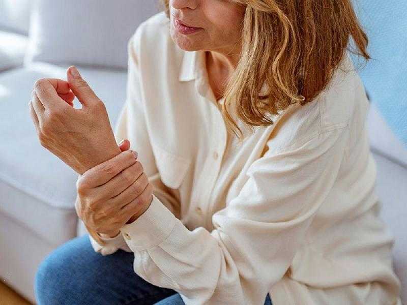 كيف تعرف أنك تعاني من التهاب المفاصل؟ طبيب يكشف