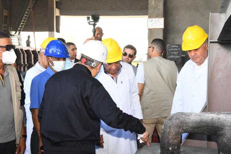 وزير قطاع الأعمال العام يجري جولة تفقدية بمجمع الألومنيوم بنجع حمادي ويشيد بجهود العاملين