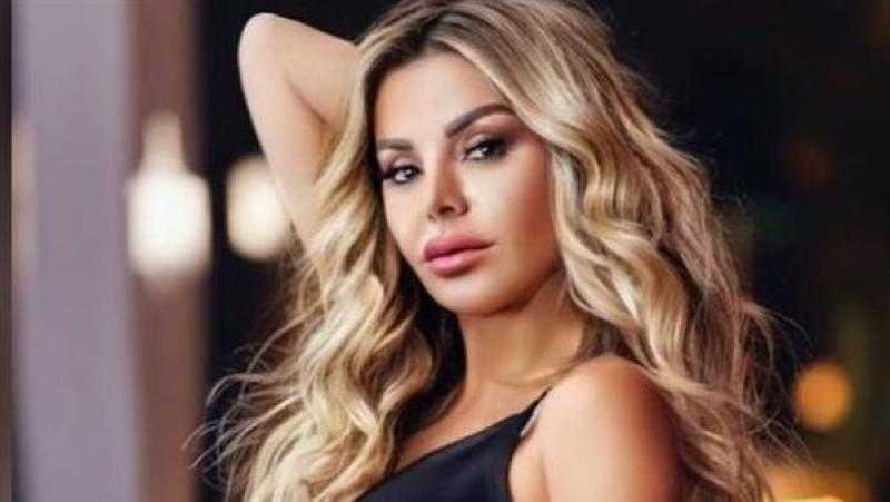 رزان مغربي تبهر الجمهور بالأسود والكعب العالي
