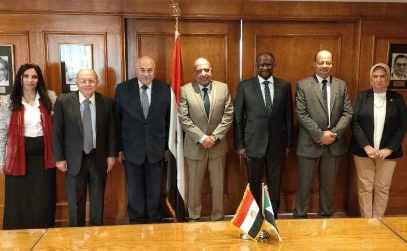 وزير قطاع الأعمال يشهد توقيع مذكرة تفاهم لتوفير مدخلات لمصانع الغزل من القطن قصير التيلة
