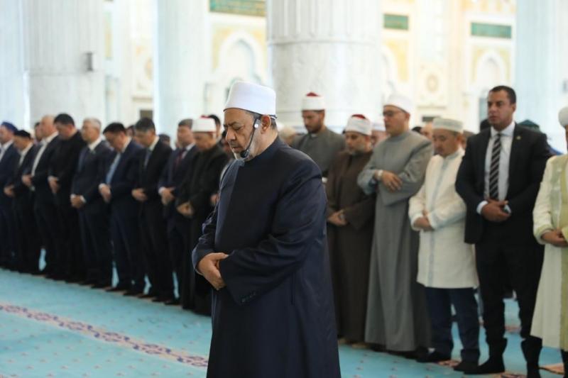 الإمام الأكبر يؤم الوفود الإسلامية بمسجد ”حضرة السلطان” أحد أكبر مساجد آسيا الوسطى |صور