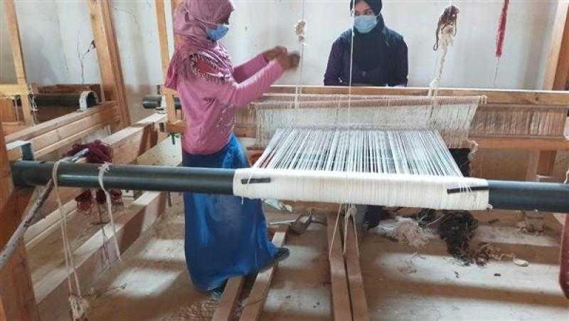 تدريب فتيات على مهنة صناعة السجاد والكليم في الوادي الجديد