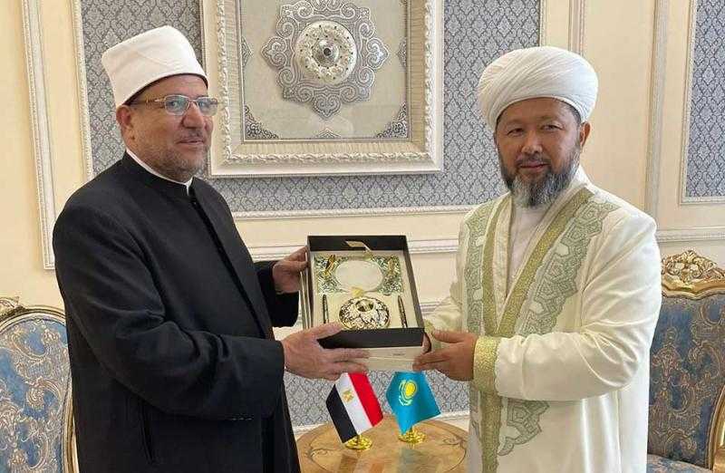 مفتي كازاخستان يهدي درع ”الإدارة الدينية” لوزير الأوقاف المصري تقديرًا لجهوده في نشر الفكر الوسطي |صور