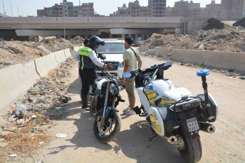 محافظ القليوبية يضبط سيارتين و”موتوسيكل” تسير عكس الاتجاه عند مطلع الطريق الدائري
