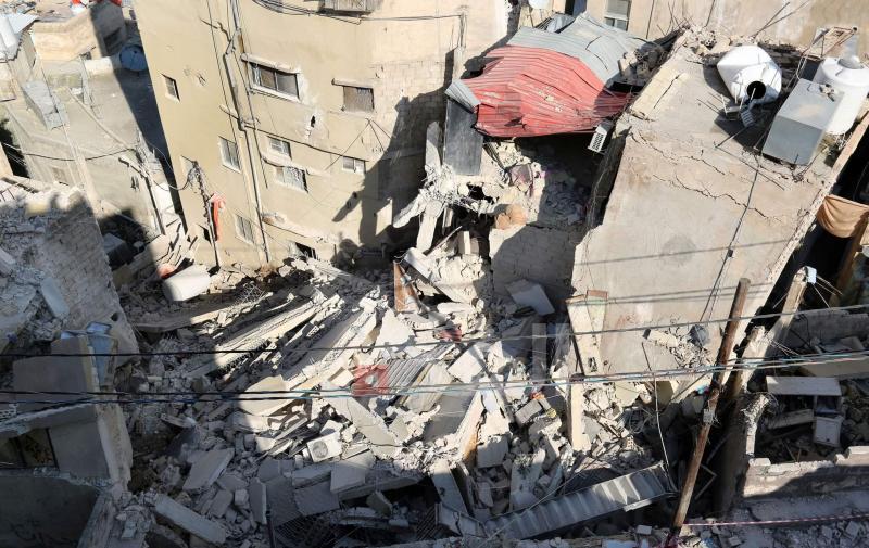 إخراج رضيعة حية من تحت أنقاض المبنى المنهار في العاصمة عمان