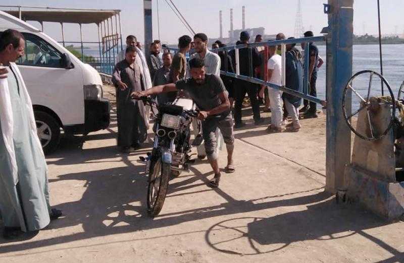 بالصور.. إنقاذ مواطنين بعد السقوط في المياه بحادث معدية نيلية في بني سويف