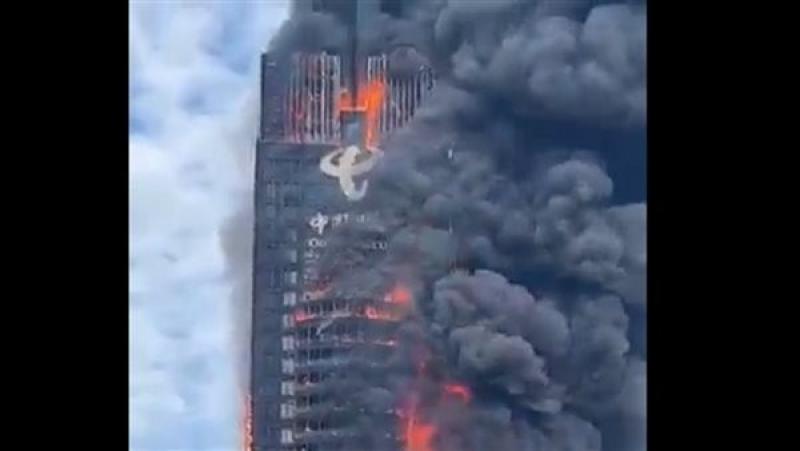حريق هائل في ناطحة سحاب بوسط الصين