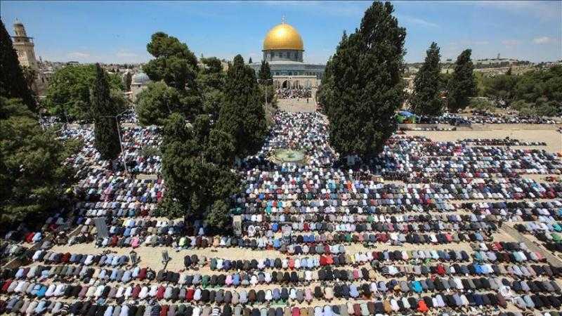 60 ألف فلسطيني يؤدون صلاة الجمعة بالمسجد الأقصى