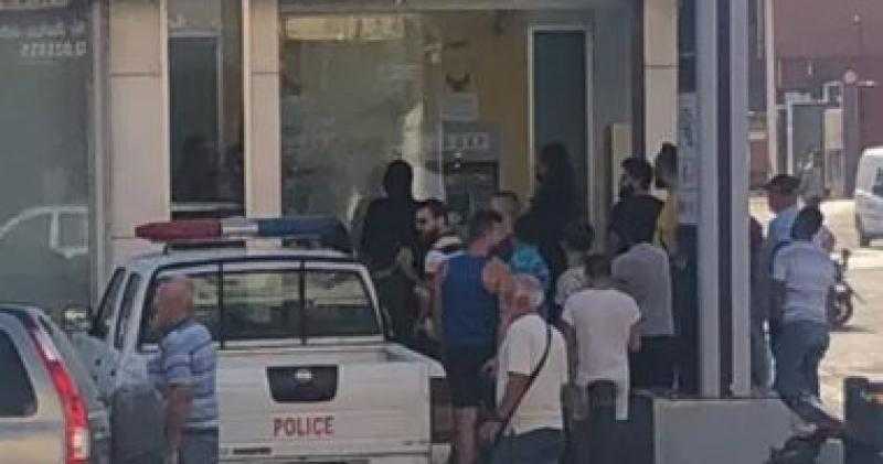 رئيس اتحاد نقابات موظفى المصارف اللبنانية يطالب بالتدخل لحماية العاملين بالبنوك