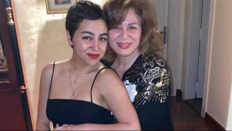 إلهام شاهين تُهنئ ابنة شقيقتها بفيلمها الجديد: ”فخورة بيكي”