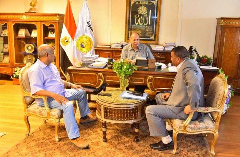محافظ أسيوط يتابع مدى الالتزام بالمواصفات الفنية والهندسية لأعمال الرصف | صور