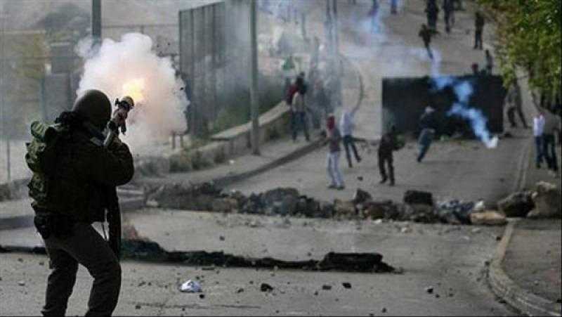 جنود الاحتلال الإسرائيلي يطلقون قنابل غاز صوب مزارعين فلسطينيين بقطاع غزة